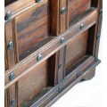 Vintage koloniální truhla Bizkaia v tmavě hnědé barvě s kazetovým designem a vybíjenými kovovými detaily 89 cm