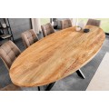 Masivn&iacute; industri&aacute;ln&iacute; ov&aacute;ln&yacute; j&iacute;deln&iacute; stůl Comedor se světlou hnědou mangovou deskou a překř&iacute;žen&yacute;ma čern&yacute;ma nohama 240 cm