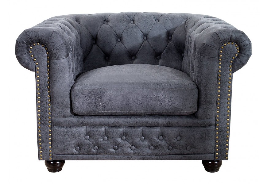 Chesterfield vintage křeslo Chesterfield Grau se zahnutými opěrkami a prošíváním s hlubokými knoflíky s kulatými tmavými nožičkami a šedým potahem z mikrovlákna s designem starožitné kůže