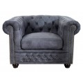 Chesterfield vintage křeslo Chesterfield Grau se zahnutými opěrkami a prošíváním s hlubokými knoflíky s kulatými tmavými nožičkami a šedým potahem z mikrovlákna s designem starožitné kůže