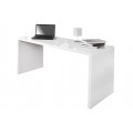 Minimalistický moderní bílý psací stůl s vysokým leskem a zaoblenými hranami vyrobený z lakovaného materiálu s rovnou obdélníkovou deskou a plnými bočními panely