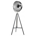 Industriální stojací lampa na trojnožce s velkým kovovým stínítkem ve tvaru reflektoru a černo-stříbrnou povrchovou úpravou v retro technickém stylu