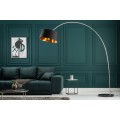 Designová oblouková stojací lampa s černým textilním stínítkem ohnutým kovovým ramenem a černou mramorovou podstavou v moderním stylu