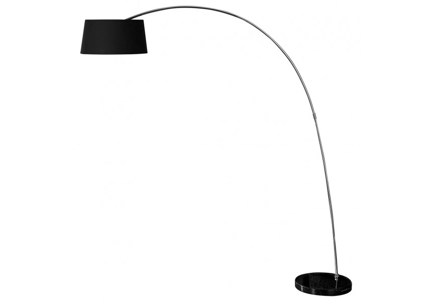 Designová oblouková stojací lampa s černým textilním stínítkem ohnutým kovovým ramenem a černou mramorovou podstavou v moderním stylu