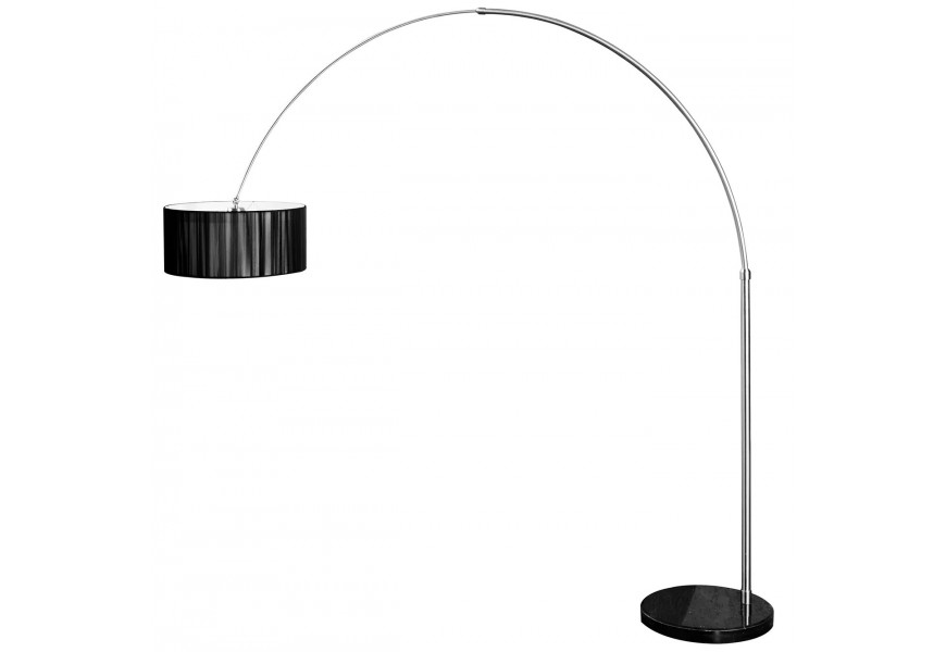 Designová oblouková stojací lampa s černým válcovým stínítkem z lesklé textilie s kovovým ramenem a černou mramorovou podstavou v moderním glamour stylu