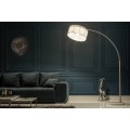 Moderní oblouková stojací lampa s bílým stínítkem a chromovou konstrukcí na mramorové základně v glamour stylu