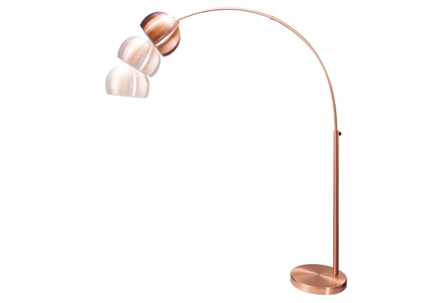 Moderní stojací lampa s vysokým obloukovým rámem z měděného kovu a kulatým stínítkem v půlkulovém tvaru