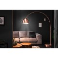 Moderní stojací lampa s vysokým obloukovým rámem z měděného kovu a kulatým stínítkem v půlkulovém tvaru