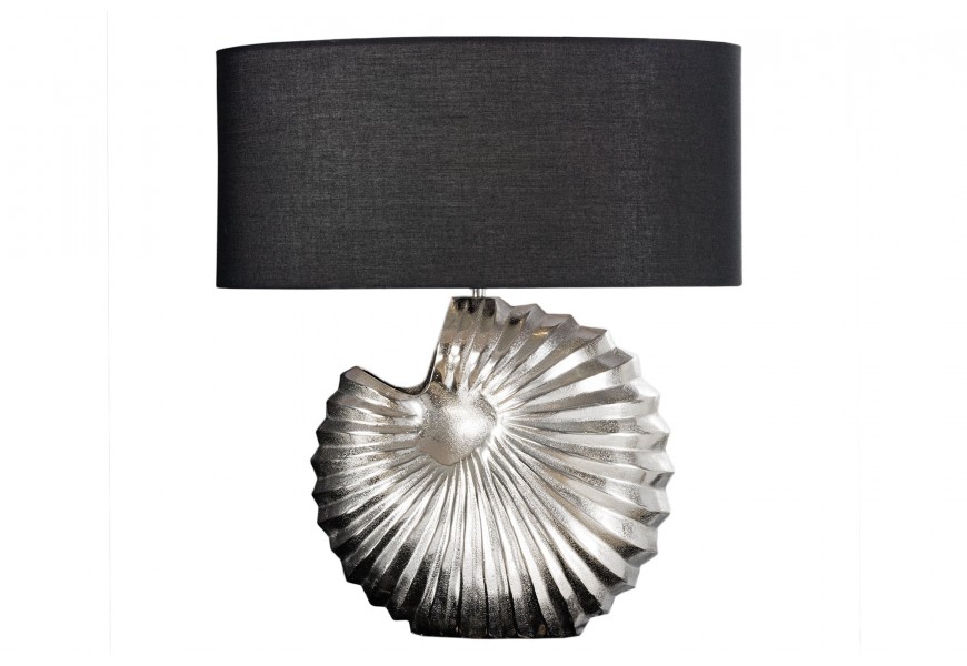 Designová stolní lampa Alexa se stříbrnou podstavou ve tvaru mušle a s černým kulatým stínítkem