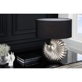 Designová stolní lampa Alexa se stříbrnou podstavou ve tvaru mušle a s černým kulatým stínítkem