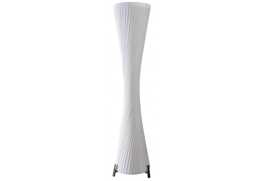 Moderní vysoká stojací lampa s bílým spirálovitě tvarovaným stínítkem s jemným vertikálním vroubkováním na kovových podpěrách