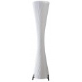 Moderní vysoká stojací lampa s bílým spirálovitě tvarovaným stínítkem s jemným vertikálním vroubkováním na kovových podpěrách