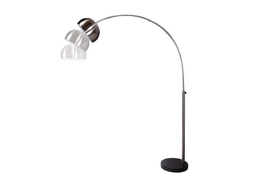 Moderní oblouková stojací lampa s chromovým kovovým stínítkem a černým podstavcem v minimalistickém stylu.