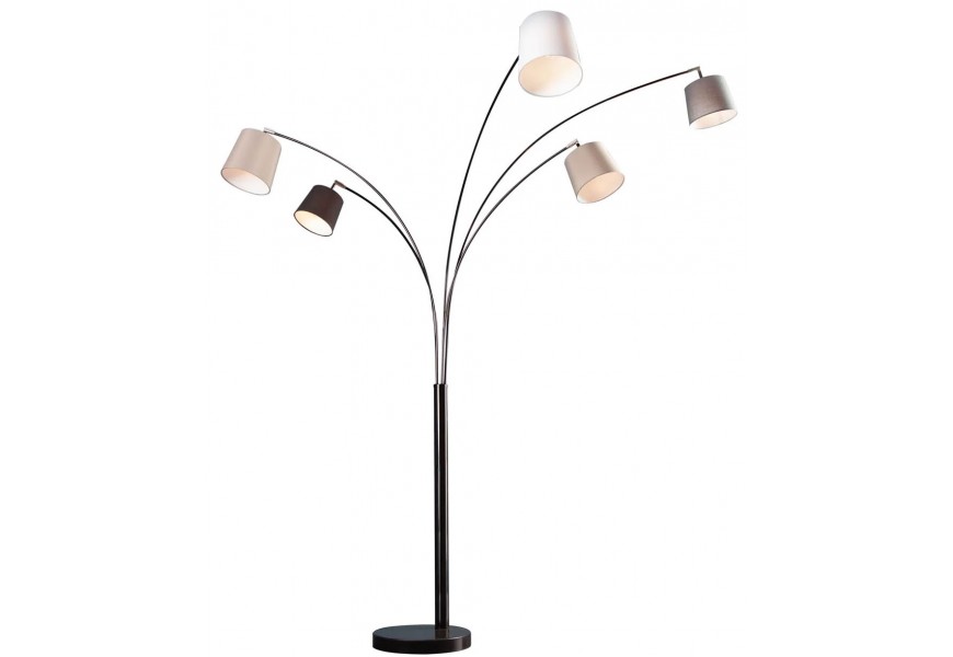 Moderní víceramenná stojací lampa s pěti obloukovými rameny, látkovými stínítky v neutrálních barvách a černým podstavcem v minimalistickém stylu.