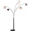Moderní víceramenná stojací lampa s pěti obloukovými rameny, látkovými stínítky v neutrálních barvách a černým podstavcem v minimalistickém stylu.