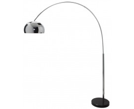 Moderní oblouková stojanová lampa s chromovým kovovým stínítkem v lesklém provedení a černým podstavcem vhodná do minimalistického interiéru.