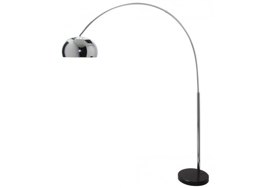 Moderní oblouková stojanová lampa s chromovým kovovým stínítkem v lesklém provedení a černým podstavcem vhodná do minimalistického interiéru.