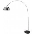 Moderní oblouková stojanová lampa s chromovým kovovým stínítkem v lesklém provedení a černým podstavcem vhodná do minimalistického interiéru.