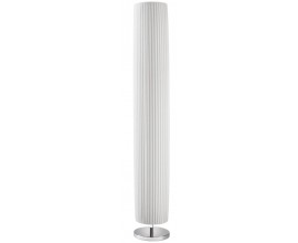 Moderní vysoká stojací lampa s oválným válcovitým tvarem, žebrovaným bílým stínítkem a kruhovou kovovou podstavou v chromovém provedení.