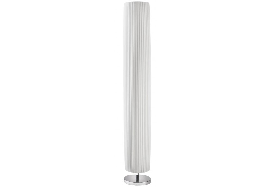 Moderní vysoká stojací lampa s oválným válcovitým tvarem, žebrovaným bílým stínítkem a kruhovou kovovou podstavou v chromovém provedení.