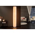 Moderní vysoká stojací lampa s oválným válcovitým tvarem, žebrovaným bílým stínítkem a kruhovou kovovou podstavou v chromovém provedení.