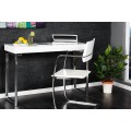 Moderní psací stůl s vysoce lesklou bílou deskou a elegantním hranatýma nohama z chromovaného kovu, ideální do stylové kanceláře nebo pracovny.