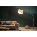 Moderní oblouková stojanová lampa s bílým textilním stínítkem a elegantně ohnutou chromovou konstrukcí na stabilní podstavě z bílého mramoru v glamour stylu, ideální do obývacího pokoje nebo čtenářského koutku.