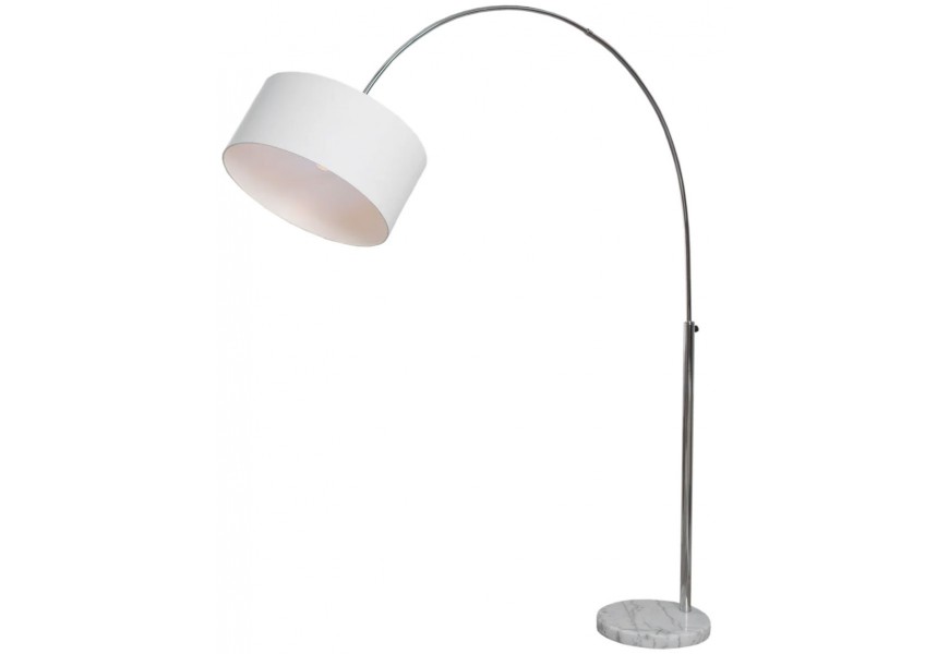 Moderní oblouková stojanová lampa s bílým textilním stínítkem a elegantně ohnutou chromovou konstrukcí na stabilní podstavě z bílého mramoru v glamour stylu, ideální do obývacího pokoje nebo čtenářského koutku.