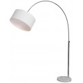 Moderní oblouková stojanová lampa s bílým textilním stínítkem a elegantně ohnutou chromovou konstrukcí na stabilní podstavě z bílého mramoru v glamour stylu, ideální do obývacího pokoje nebo čtenářského koutku.