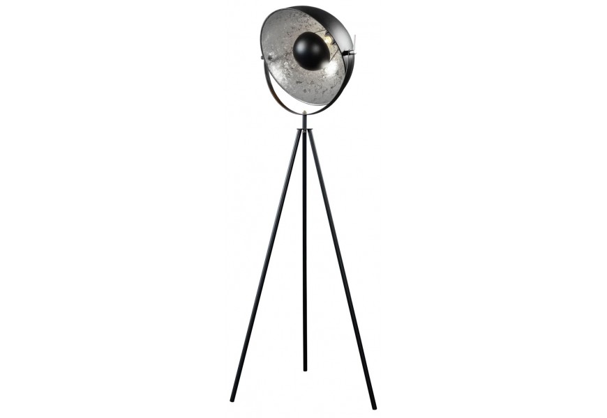Industriální stojanová lampa s černým třínohým kovovým podstavcem a reflektorovým stínítkem v matné černé barvě s kontrastním stříbrným vnitřkem a vintage patinou