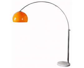 Moderní designová stojanová lampa ve stylu mid-century modern s výrazným oranžovým půlkulovitým stínítkem, dlouhým obloukovým kovovým ramenem v chromové úpravě a stabilní kruhovou podstavou z bílého mramoru.