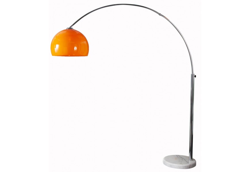 Moderní designová stojanová lampa ve stylu mid-century modern s výrazným oranžovým půlkulovitým stínítkem, dlouhým obloukovým kovovým ramenem v chromové úpravě a stabilní kruhovou podstavou z bílého mramoru.