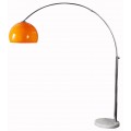 Moderní designová stojanová lampa ve stylu mid-century modern s výrazným oranžovým půlkulovitým stínítkem, dlouhým obloukovým kovovým ramenem v chromové úpravě a stabilní kruhovou podstavou z bílého mramoru.