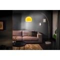 Moderní designová stojanová lampa ve stylu mid-century modern s výrazným oranžovým půlkulovitým stínítkem, dlouhým obloukovým kovovým ramenem v chromové úpravě a stabilní kruhovou podstavou z bílého mramoru.