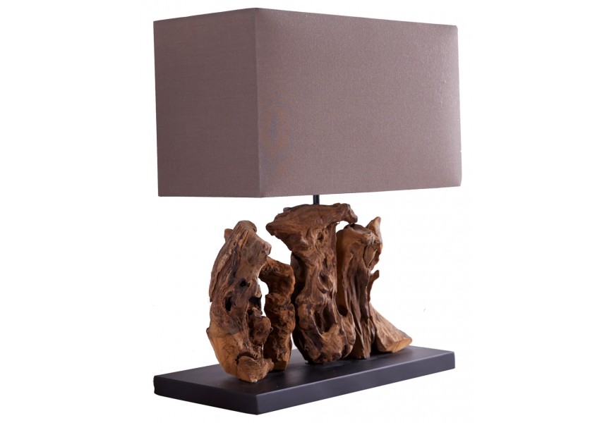 Rustikální stolní lampa s obdélníkovým textilním stínítkem v hnědé barvě a dekorativní podstavou z naplaveného dřeva.