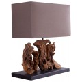 Rustikální stolní lampa s obdélníkovým textilním stínítkem v hnědé barvě a dekorativní podstavou z naplaveného dřeva.