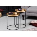 Set art-deco příručních stolků s kulatými kovovými deskami v teplé zlaté barvě s jemnou kladívkovou strukturou a černými kovovými podstavami s obloukovým zakončením