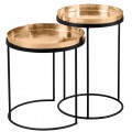 Set art-deco příručních stolků s kulatými kovovými deskami v teplé zlaté barvě s jemnou kladívkovou strukturou a černými kovovými podstavami s obloukovým zakončením