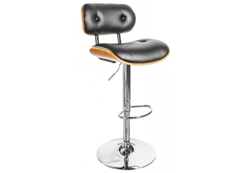 Designová barová židle s potahem z černé imitace kůže s prošíváním a knoflíky, ergonomicky tvarovaným sedátkem s dřevěným okrajem a výškově nastavitelnou kovovou podstavou s opěrkou na nohy v lesklém chromu