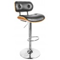 Designová barová židle s potahem z černé imitace kůže s prošíváním a knoflíky, ergonomicky tvarovaným sedátkem s dřevěným okrajem a výškově nastavitelnou kovovou podstavou s opěrkou na nohy v lesklém chromu