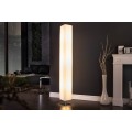 Moderní stojanová lampa v podobě vysokého sloupce s bílým plisovaným stínítkem a čtvercovou kovovou podstavou v lesklém chromu, ideální do moderních, minimalistických nebo skandinávských interiérů