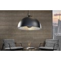 Závěsná lampa s půlkruhovým stínítkem z černého kovu a výrazným stříbrným vnitřkem s patinovaným efektem, ideální jako výrazný prvek nad jídelní stůl nebo do loftového interiéru