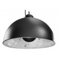 Závěsná lampa s půlkruhovým stínítkem z černého kovu a výrazným stříbrným vnitřkem s patinovaným efektem, ideální jako výrazný prvek nad jídelní stůl nebo do loftového interiéru