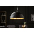 Moderní závěsné svítidlo s černým půlkulovitým stínítkem a zlatým vnitřkem s texturovaným povrchem v art-deco stylu