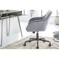 Designová kancelářská židle ve tvaru klubového křesla s čalouněním z šedého sametového potahu s dekorativním prošíváním a černou otočnou kovovou podstavou na kolečkách