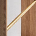Luxusní skandinávská masivní židle Navagio s čalouněným růžovým opěradlem ve tvaru U a třemi hnědýma nohama 95 cm
