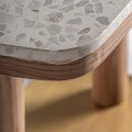 Luxusní glamour obdélníkový barový stůl Crtuy s bílou terrazzo deskou se zlatou podstavou a světlým dubovým dřevem 120 cm