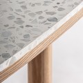 Luxusní glamour obdélníkový barový stůl Crtuy s bílou terrazzo deskou se zlatou podstavou a světlým dubovým dřevem 120 cm