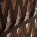 Luxusní masivní dřevěný paraván Tejara z teakového dřeva v rustikálním stylu s geometrickým vzorem v hnědé barvě 182 cm
