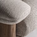 Luxusní moderní béžové čalouněné křeslo Jacque s válcovým prošíváním a dubovým hnědým rámem se zaoblenými nožičkami 125 cm